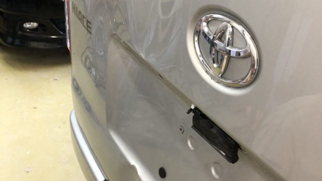 [見積書付き] トヨタ　ハイエース　バックドア修理