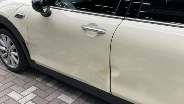 [見積り書付き]   BMW MINIクーパー　クラブマン　フロントドア　リヤドア修理
